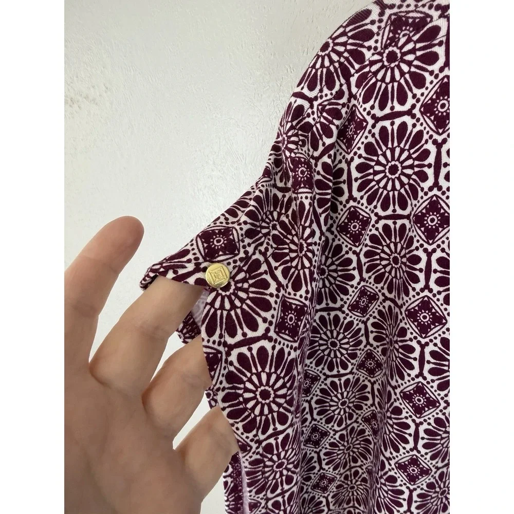 NWT Liz‎ Claiborne Maroon/hite Geometric Patterned Top W Capped Sleeves Size 1X - Picture 4 of 5